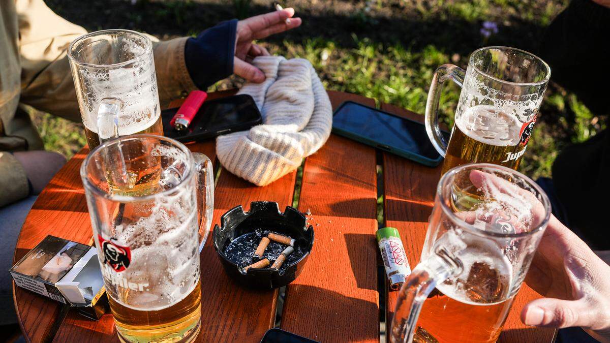 Roken en vapen vanaf 2027 verboden op terrassen; rookkamers en shishabars moeten dicht