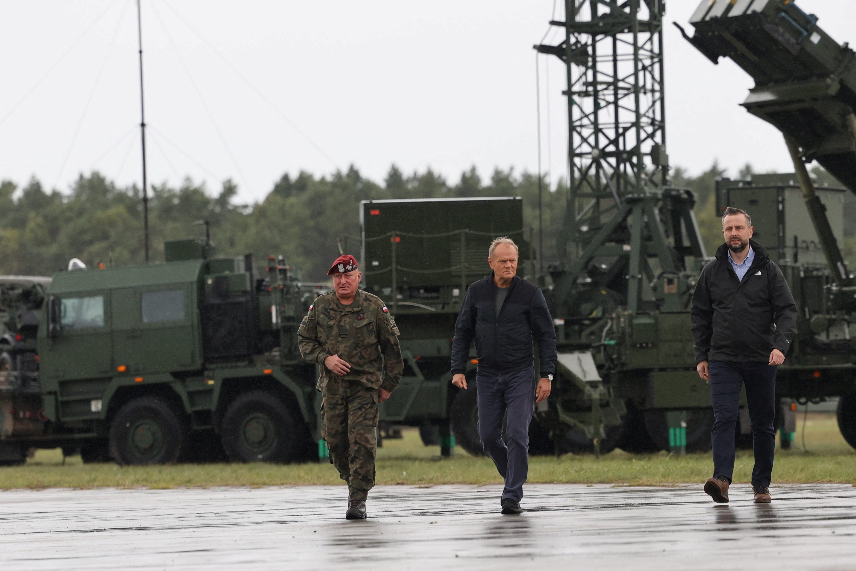 Polish prime minister Donald Tusk, deputy prime minister and defence minister Wladyslaw Kosiniak-Kamysz and general commander of the Polish Armed Forces Marek Sokolowski attend the Iron Defender 2025 exercises at the training ground in Ustka