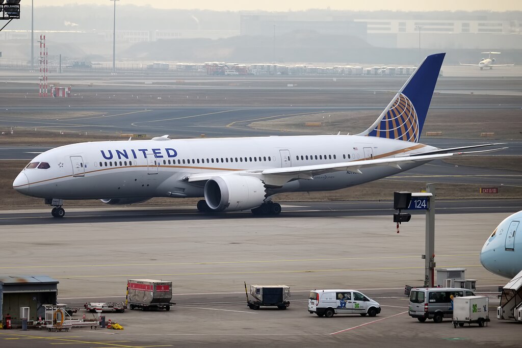 A United Airlines B787-8