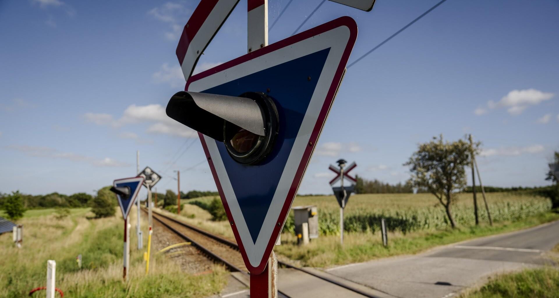 77-årig bragede over jernbaneoverskæring, mens bommene gik ned