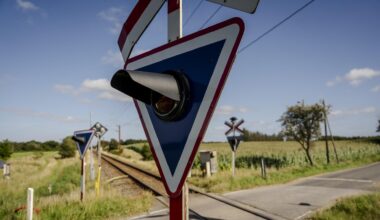 77-årig bragede over jernbaneoverskæring, mens bommene gik ned