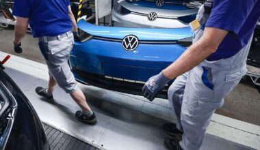 Volkswagen Cuts Output, Pauses Production at German EV Plants