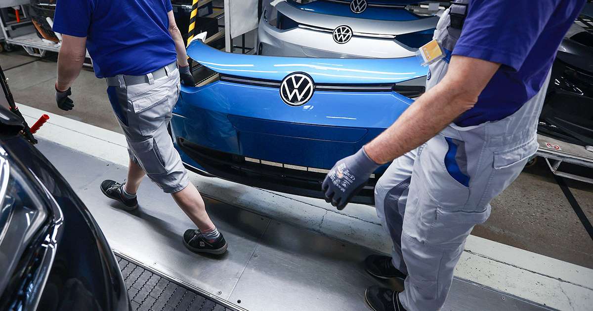 Volkswagen Cuts Output, Pauses Production at German EV Plants