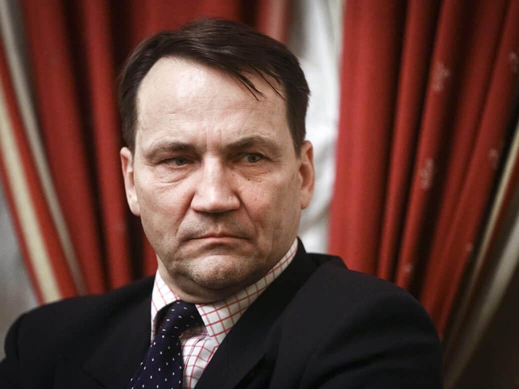 Polish FM calls on Europe to abandon ‘futile’ plans for Ukraine security guarantees | Sikorski tells Kiev conference that any security guarantees would be ‘neither convincing nor trustworthy’ and dismisses ‘coalition of the willing’: “Simply put, no one wants to actually fight Russia”