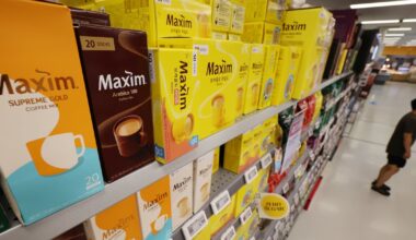 Consumers cut alcohol, education spending as lottery, tobacco purchases rise - 조선일보