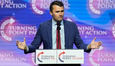 Charlie Kirk, influenceur conservateur américain, blessé par balles lors d’un rassemblement dans une université de l’Utah