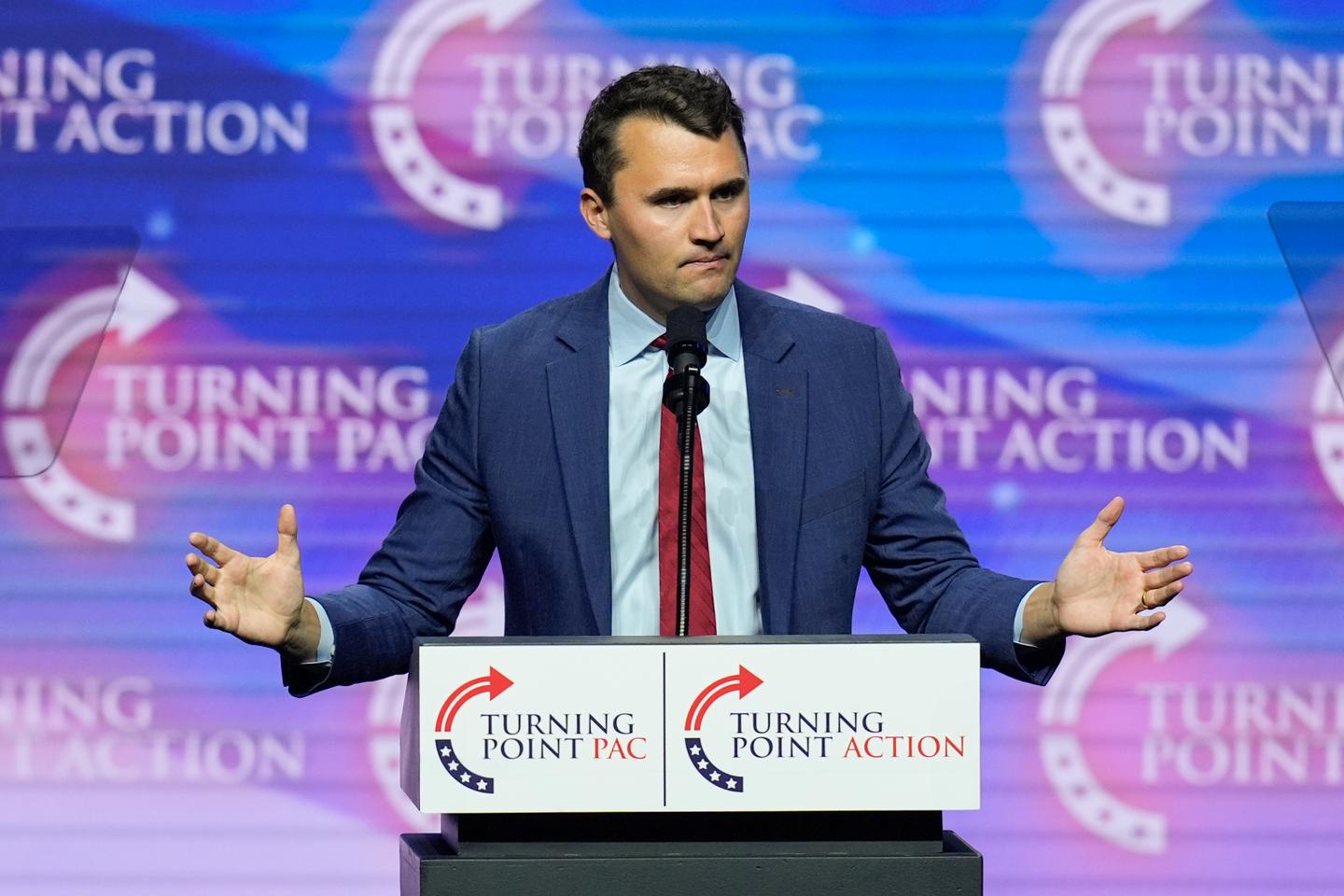 Charlie Kirk, influenceur conservateur américain, blessé par balles lors d’un rassemblement dans une université de l’Utah