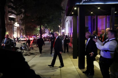 U.S. President Donald Trump waves as he leaves from the Joe's Seafood restaurant near the White House after dinner, in Washington, D.C., U.S., September 9, 2025. 