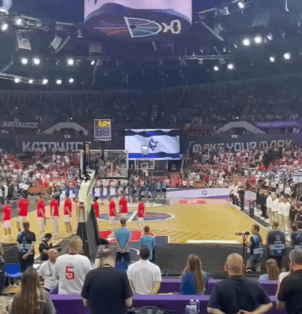 Des fans polonais huent l'hymne israélien lors d'un match de basket-ball