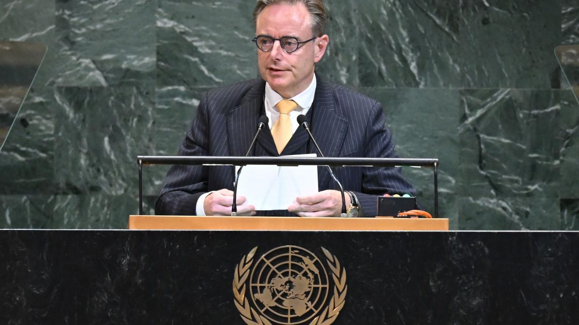 Un maillot de nationaliste sous son costume de Premier ministre : le paradoxe assumé de Bart De Wever