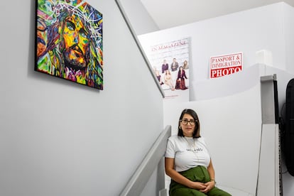 Isamar Torres, emprendedora venezolana con una empresa que realiza tramites migratirios, taxes y contabilidad, posa para una foto en su oficina en Doral, Florida, Estados Unidos, el miércoles, 10 de septiembre de 2025.