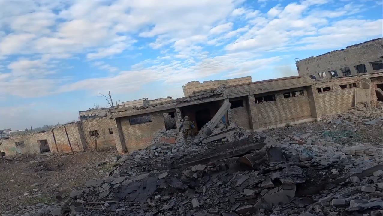 Members of Shybenyk Squad from the GUR's Kraken Unit engaged by russian tank in Chasiv Yar [June 2024]