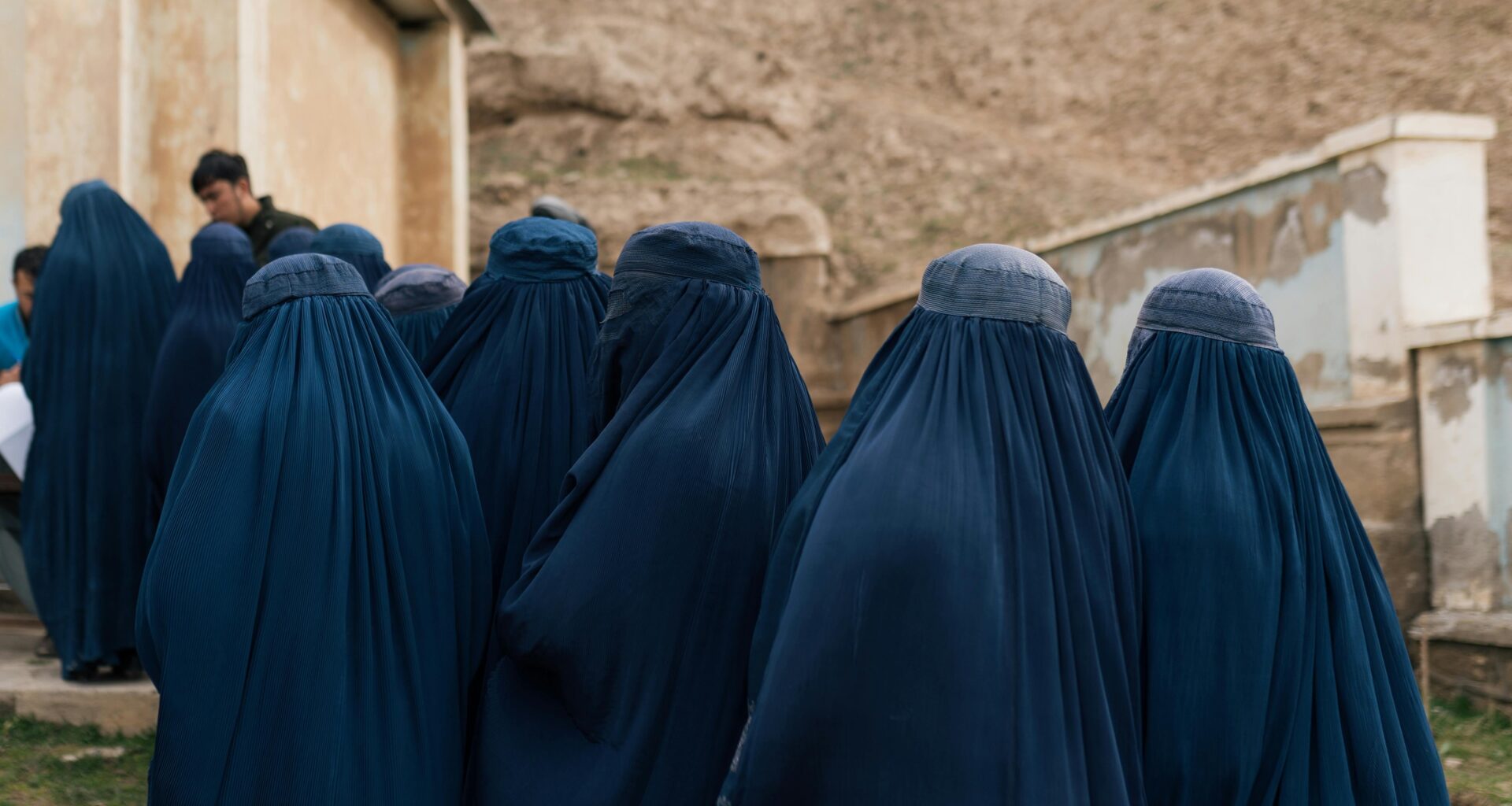Séisme en Afghanistan : les secouristes ont aidé les hommes... mais pas les femmes