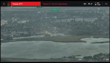 Footage of the Russian army shelling Kherson. They used artillery, MLRS, and glide bombs to hit the city.