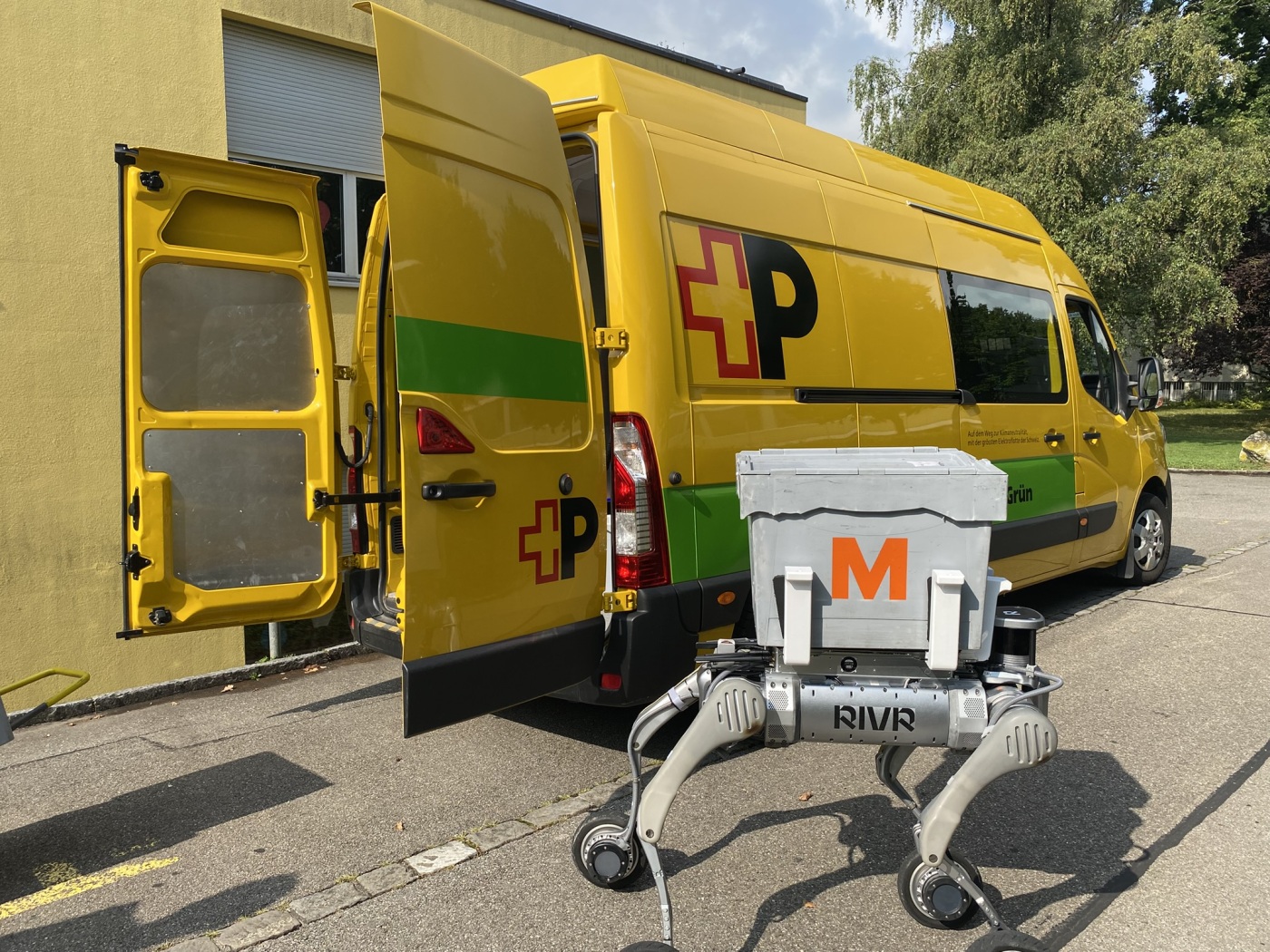 Swiss Post tests the use of auxiliary robots for parcel delivery