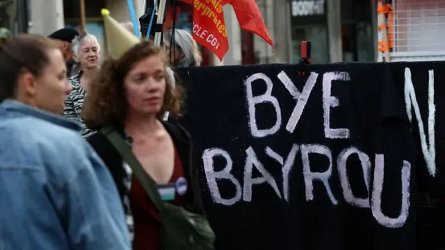 Una protesta en contra de Bayrou a las afueras de la Asamblea Nacional