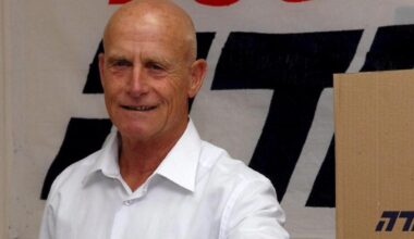 Der israelische Ex-Geheimdienstchef Ami Ajalon gibt seine Stimme zur Wahl 2007 ab