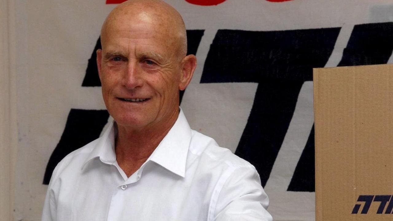 Der israelische Ex-Geheimdienstchef Ami Ajalon gibt seine Stimme zur Wahl 2007 ab Der israelische Ex-Geheimdienstchef Ami Ajalon gibt seine Stimme zur Wahl 2007 ab