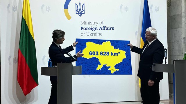 Lithuanian FM presents Sybiha map of Ukraine marked 603,628 sq km in support for territorial integrity