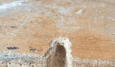 J'ai fait un trou dans mon bureau et il assez profond