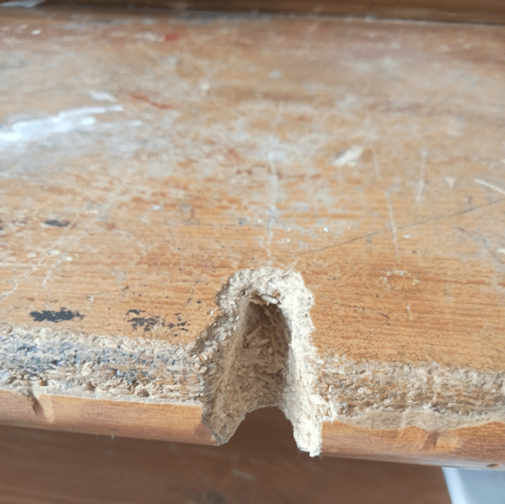 J'ai fait un trou dans mon bureau et il assez profond