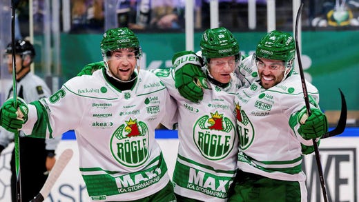 Lukas Ekeståhl-Jonsson, Anton Bengtsson och Mark Friedman jublar efter ett mål mot Färjestad i SHL-premiären.