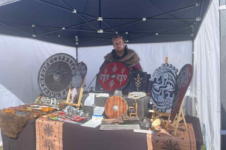 Un stand de bouclier viking.