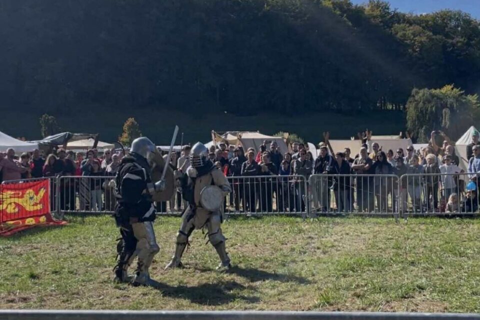 Combat de behour en armure.