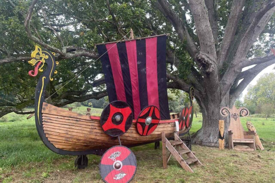 Un drakkar viking dans le village.