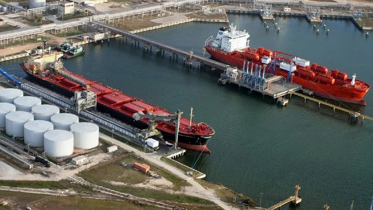 Oil prices jump, fueled by a sharp drop in US crude inventories