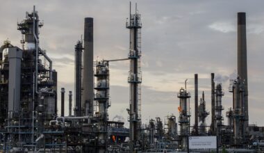 Imperial Oil to Cut 20% of Workforce as Crude Prices Drop