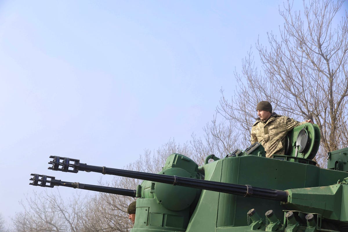 Die Erneuerung der Luftabwehrsysteme der Schweizer Armee sollte ursprünglich bis 2020 geschehen – die ersten der neuen Systeme werden wohl aber erst um 2030 im Einsatz stehen. Im Bild die ukrainische Besatzung eines deutschen Gepard-Panzers, der zur Abwehr iranischer Shahed-Drohnen eingesetzt wird. Das Skyranger-System basiert auf dem gleichen 35-mm-Geschütz von Rheinmetall-Tochter Oerlikon wie der Gepard-Panzer.