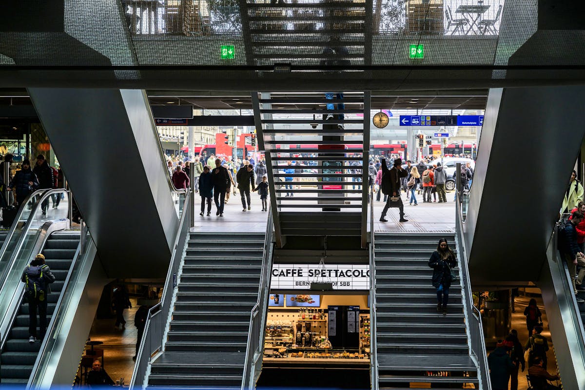 Der Bahnhof Bern überzeugt mit seiner Pünktlichkeit.