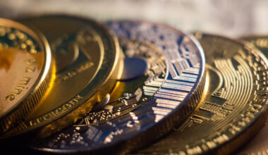 Crypto firms urge the Bank of England to drop stablecoin caps, warning the UK risks stricter oversight than the US and EU.