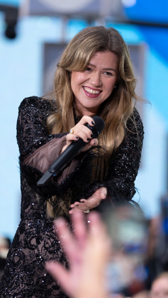 Kelly Clarkson singing