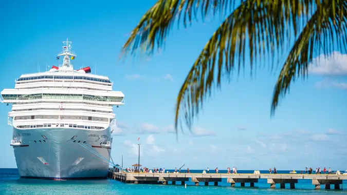 Passengers leaving cruise ship arrived on Grand Turk, Turks and Caicos Islands