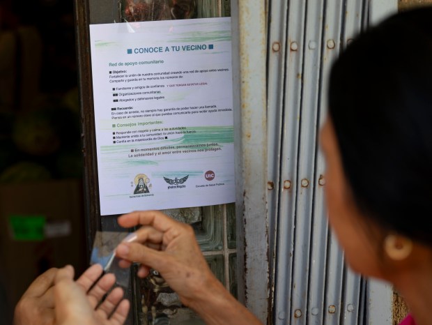 Flyers are posted, Aug. 31, 2025, to alert residents of the potential immigration raids in Chicago's Little Village neighborhood. (Brian Cassella/Chicago Tribune)