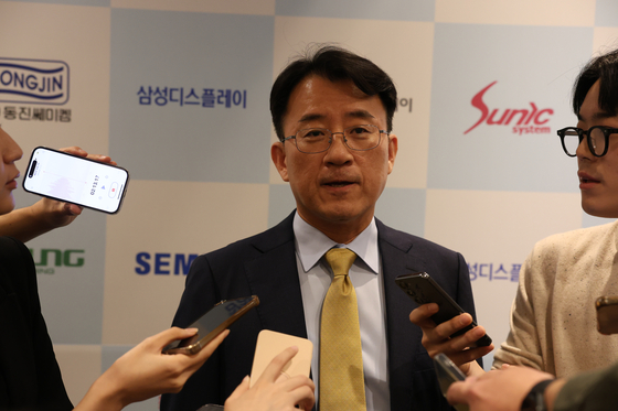 Lee Chung, CEO of Samsung Display, speaks to reporters at the 16th Display Day at Lotte Hotel World in Jamsil, southern Seoul on Sept. 26. [SAMSUNG DISPLAY]