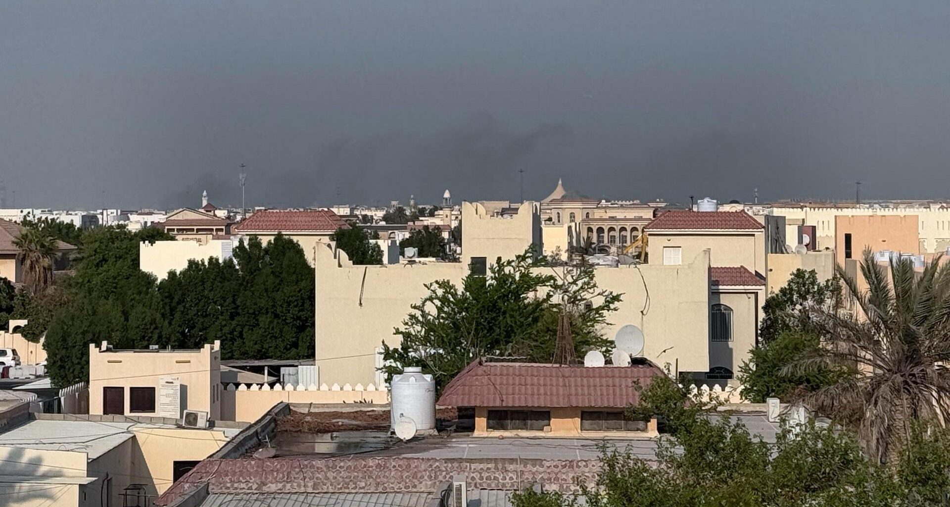 Rauch ist über einer Stadt zu sehen.