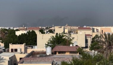 Rauch ist über einer Stadt zu sehen.