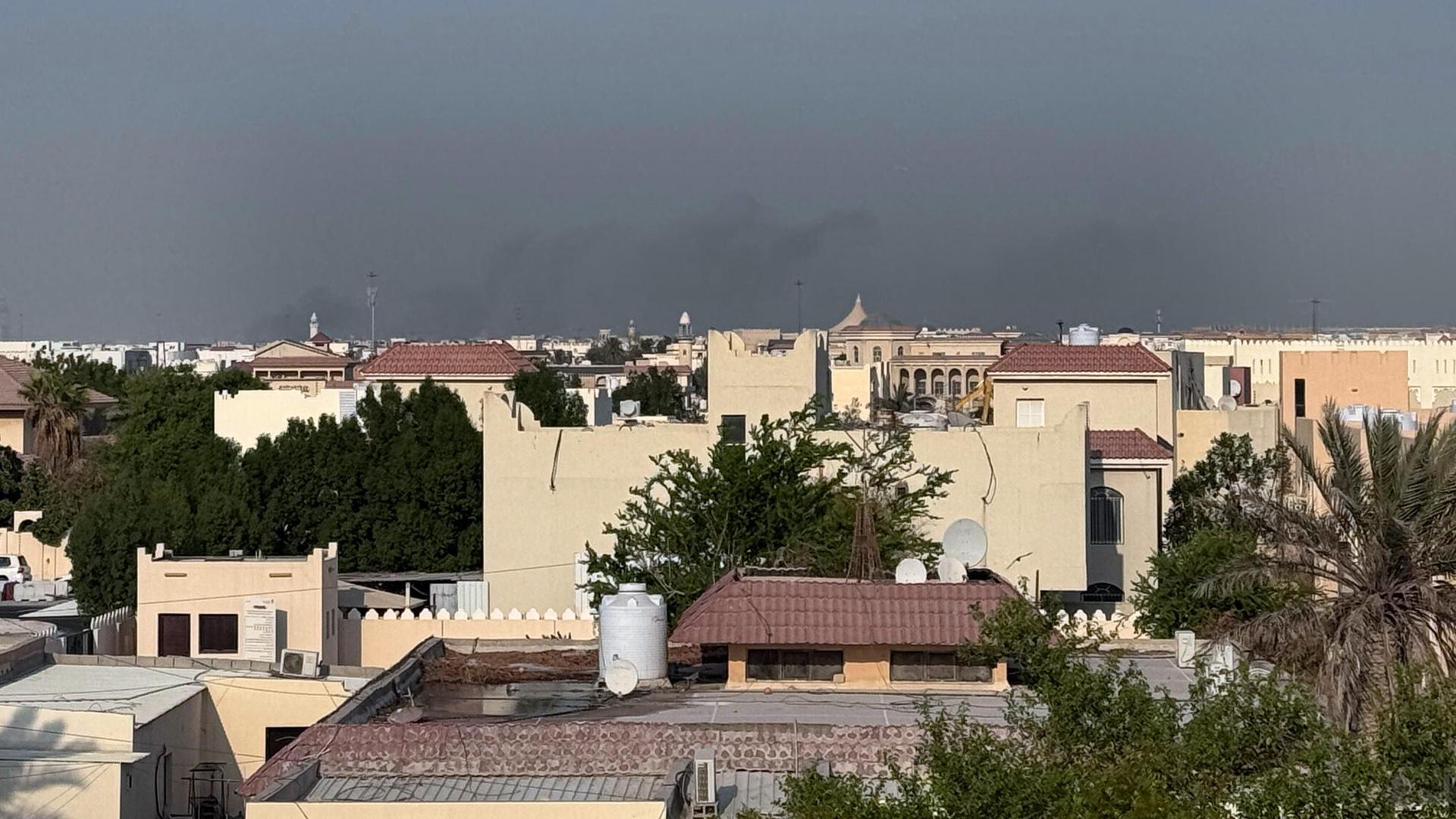 Rauch ist über einer Stadt zu sehen.