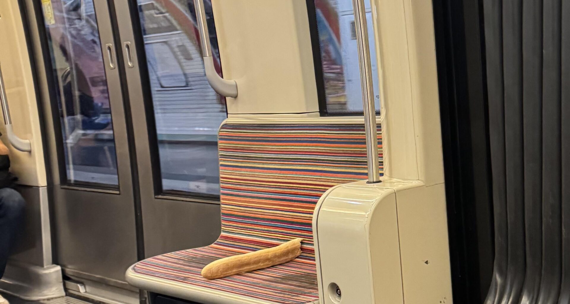 Elle aussi prend les transports après une longue journée