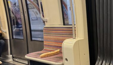 Elle aussi prend les transports après une longue journée