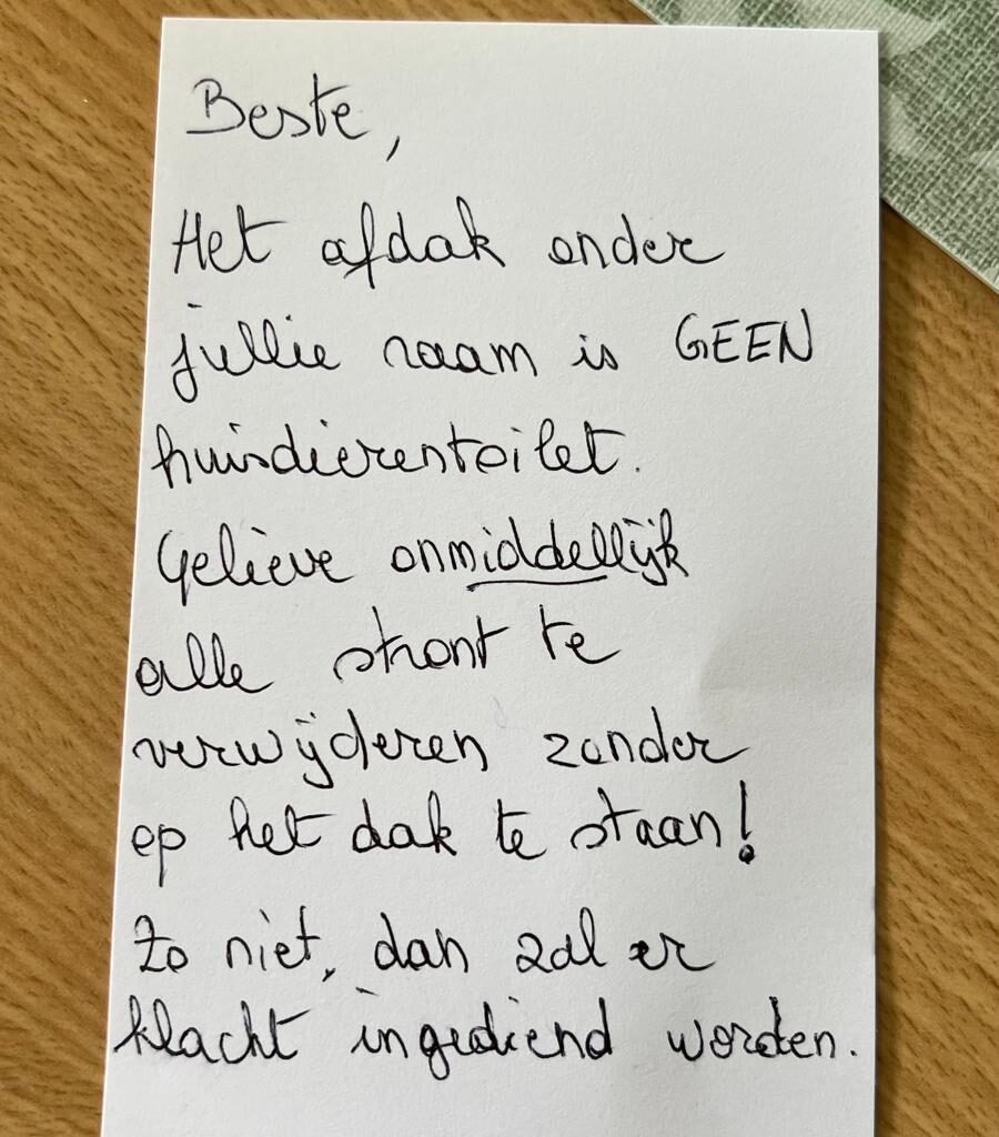 Briefje onder deur door kattenstront 😺