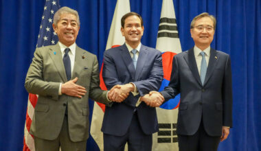 Korean Foreign Minister Cho Hyun, right, takes a photo with U.S. Secretary of State Marco Rubio, center, and Japanese Foreign Minister Takeshi Iwaya in New York on Sept. 22, following a trilateral meeting on the sidelines of the 78th United Nations General Assembly. [YONHAP]