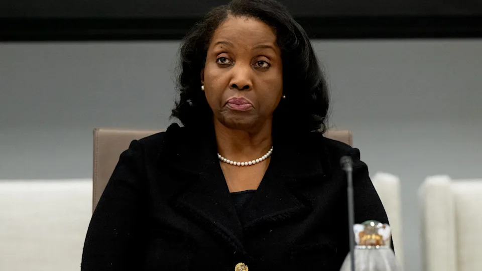 A U.S. appeals court ruled that Federal Reserve Governor Lisa Cook can remain on the board ahead of a key rate policy meeting.
