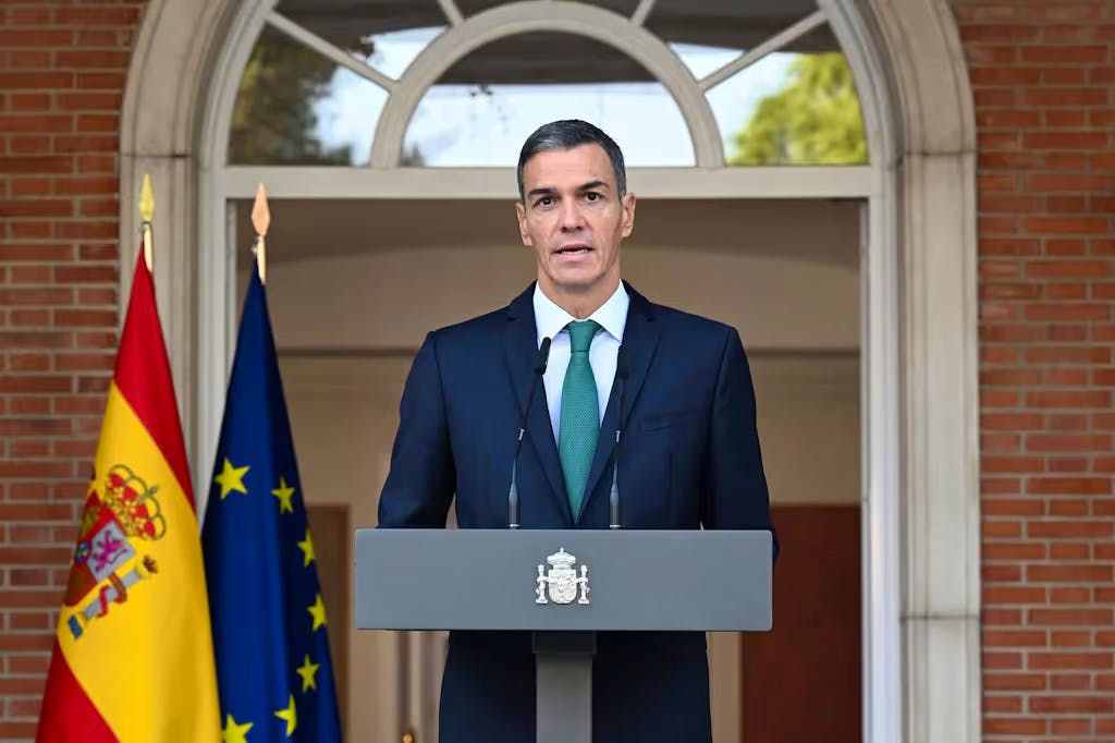 «Nous ressentons, comme je l’ai dit hier, une profonde admiration et un grand respect pour nos sportifs, pour les cyclistes du Tour d’Espagne», a expliqué le chef du gouvernement espagnol. «Nous ressentons, comme je l’ai dit hier, une profonde admiration et un grand respect pour nos sportifs, pour les cyclistes du Tour d’Espagne», a expliqué le chef du gouvernement espagnol.