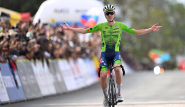 Eén tegen allen op de moeilijkste manier: Tadej Pogacar verlengt wereldtitel na monsterlijke solo, zilver voor Remco Evenepoel na rollercoaster