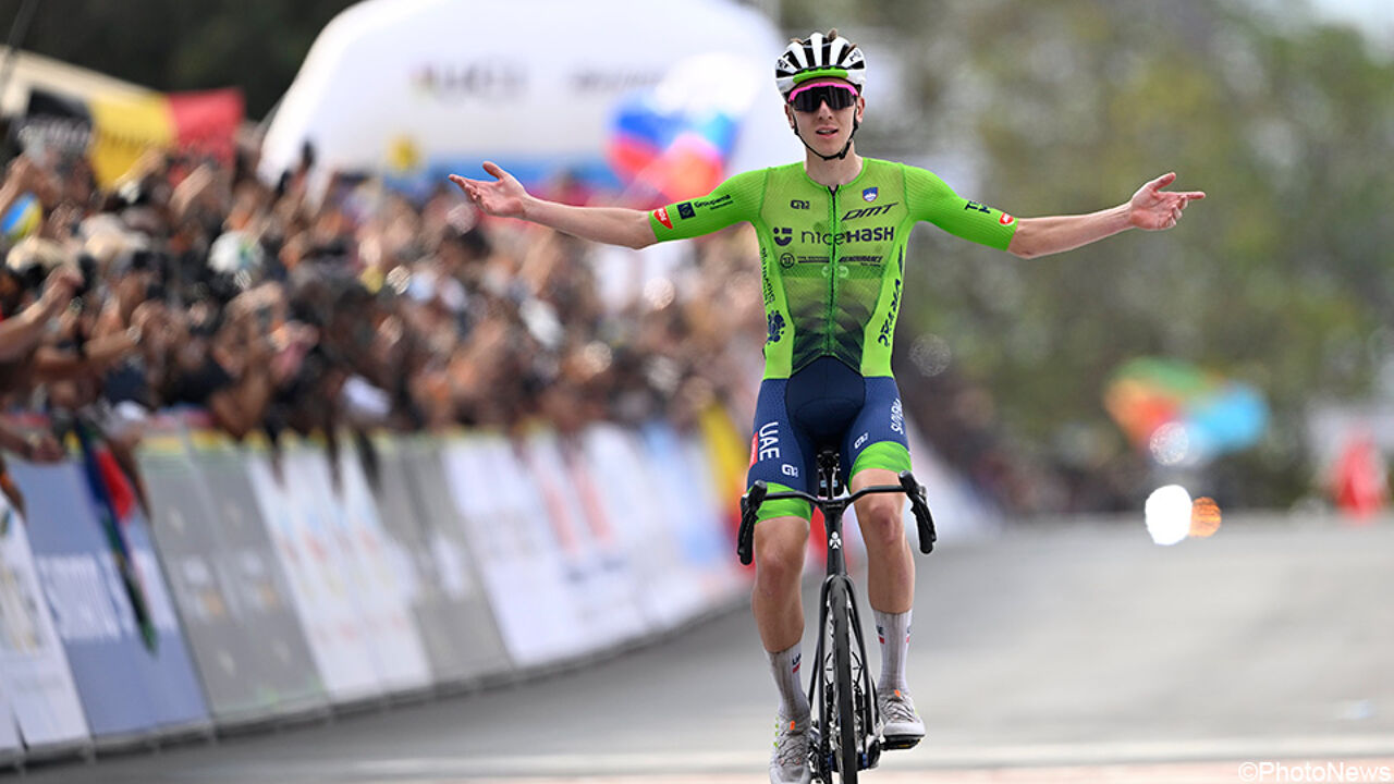 Eén tegen allen op de moeilijkste manier: Tadej Pogacar verlengt wereldtitel na monsterlijke solo, zilver voor Remco Evenepoel na rollercoaster