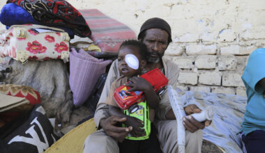 A Sudanese refugee who arrived to Libya a year ago after fleeing conflict in Sudan, plays in front of the UNHCR office in Tripoli, Libya, on Aug. 7 in this photo unrelated to the story. [AP/YONHAP]